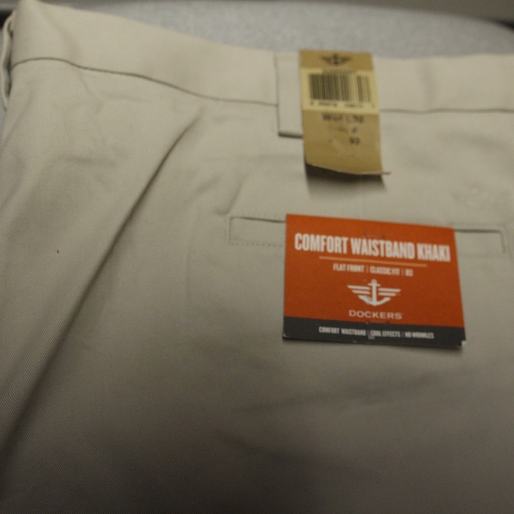 Mens Dockers Comfort Waistband Khaki Classic Fit (D3) W44 x L32